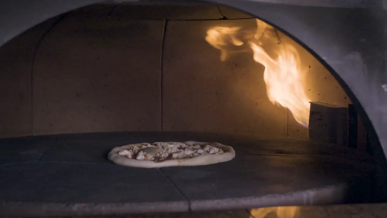 Pizza Girando En El Horno De Piedra En La Cocina De Un Restaurante