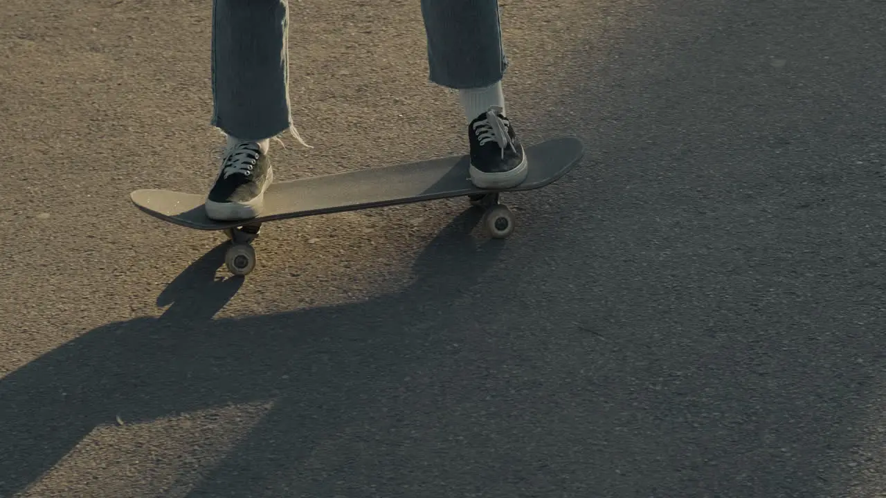 Joven Patinadora Patinando En Una Rampa Al Atardecer En Un Parque De Patinaje