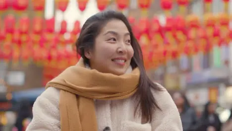 Retrato De Sonriente Joven Mujer Asiática En Chinatown Londres Reino Unido