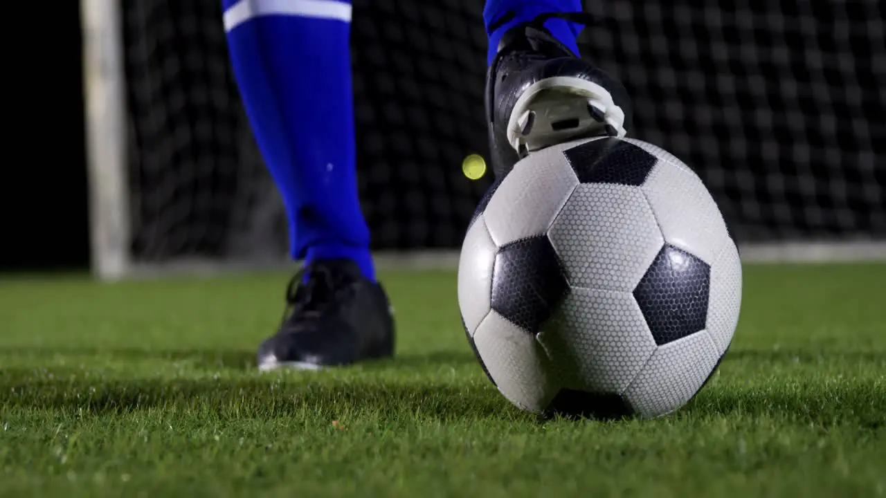 Jugador De Fútbol Confiado Haciendo Malabarismos Con La Pelota 4k