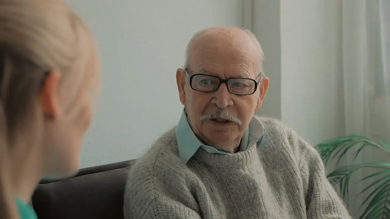 Retrato De Un Anciano Hablando Con Una Joven Enfermera Cariñosa