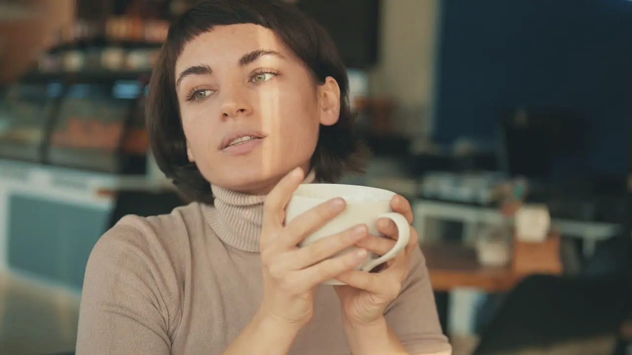 Porträt Einer Frau Mit Einer Tasse Kaffee