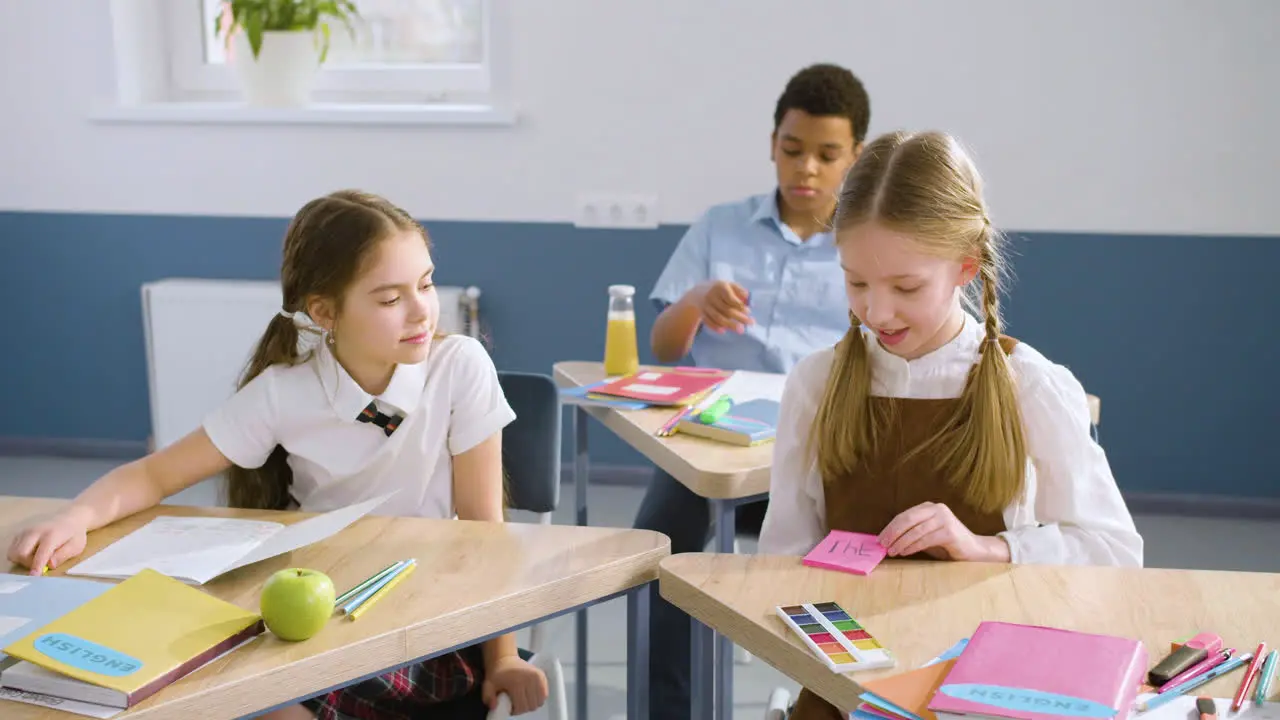 Zwei Studentinnen Sitzen Am Schreibtisch Im Englischen Klassenzimmer