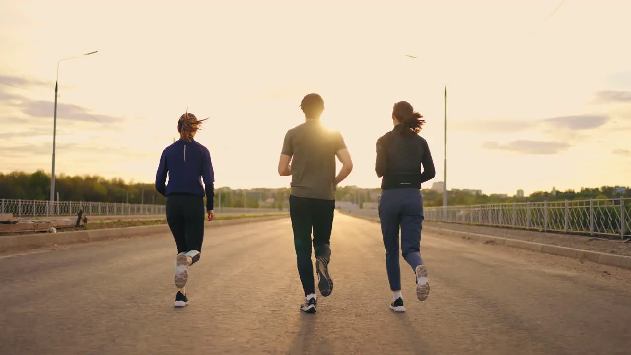 Morgenjoggen Am Stadtrand Drei Personen Laufen Zusammen Rückansicht Von Zwei Frauen Und Einem Mann