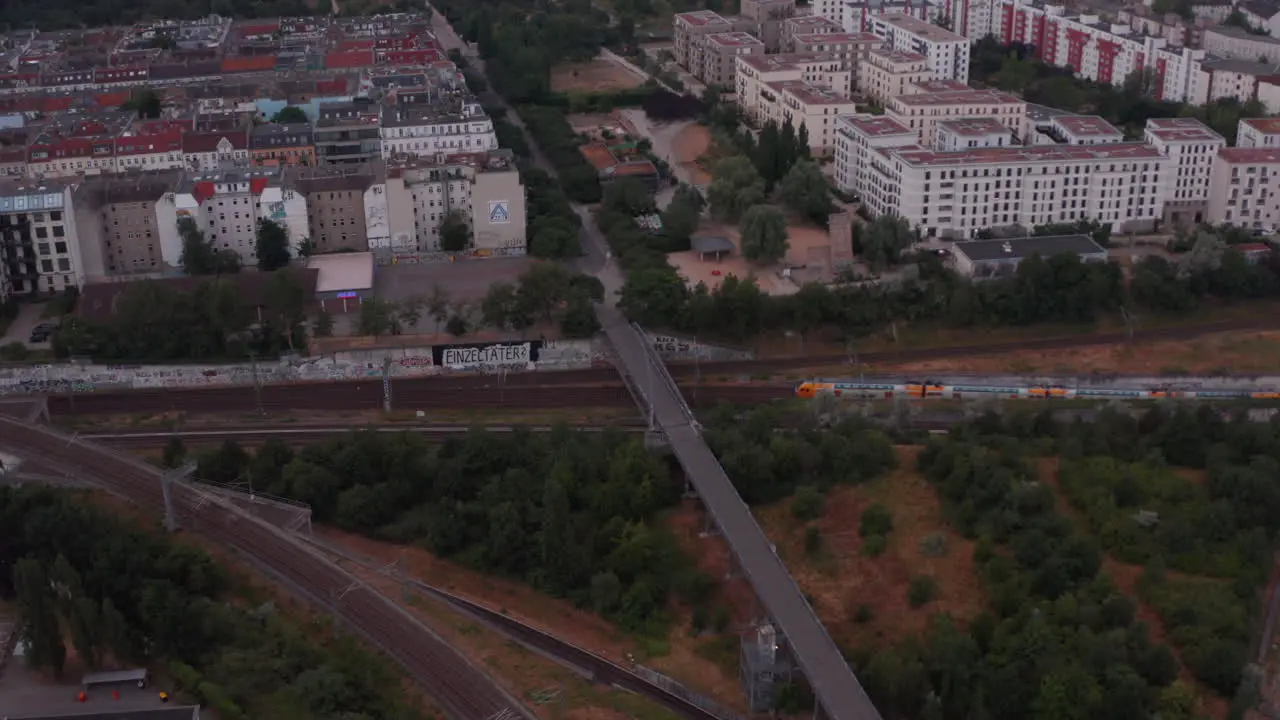 Rückwärts über Bahngleiskreuzung Fliegen Kippen Sie Die Städtische Nachbarschaft Einer Großstadt Nach Oben Berlin Deutschland