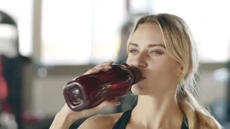 Fitness woman enjoying fresh water at cardio training in gym