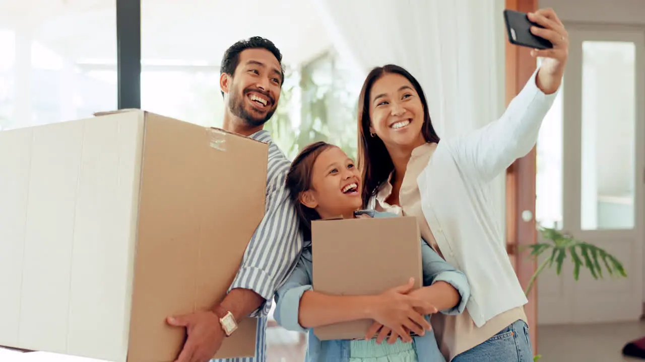 Parents child and selfie for moving