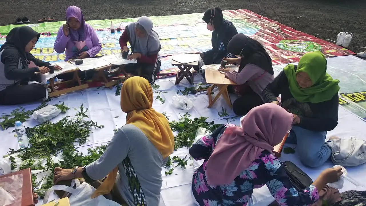 a number of women make eco-friendly batik ecoprint