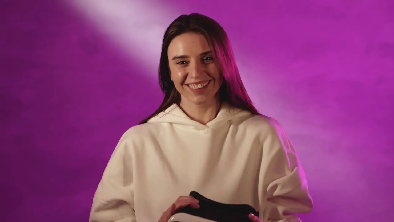 Mujer Usando Gafas De Realidad Virtual En Un Colorido Fondo De Luz De Neón 1