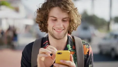 Hombre Feliz Teléfono Y Comunicación En La Calle De La Ciudad