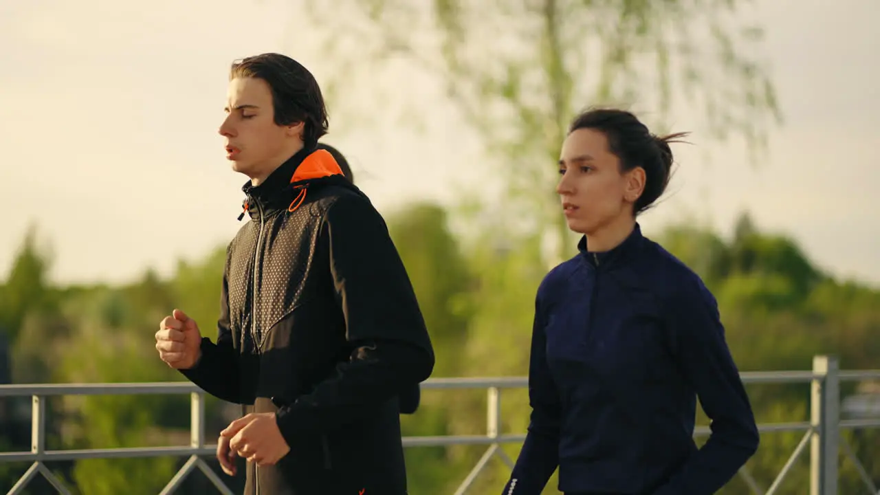 Correr Entrenamiento Al Aire Libre Por La Mañana La Gente Está Corriendo En La Ciudad En Un Clima Soleado En Verano O Primavera