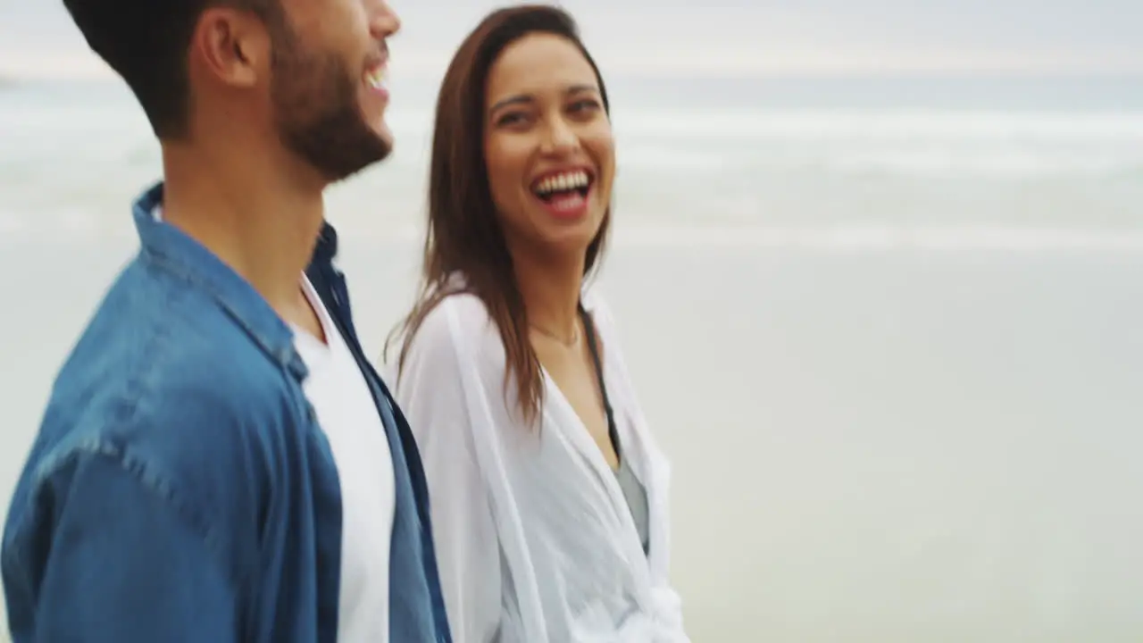 Una Afectuosa Pareja Joven Caminando De La Mano