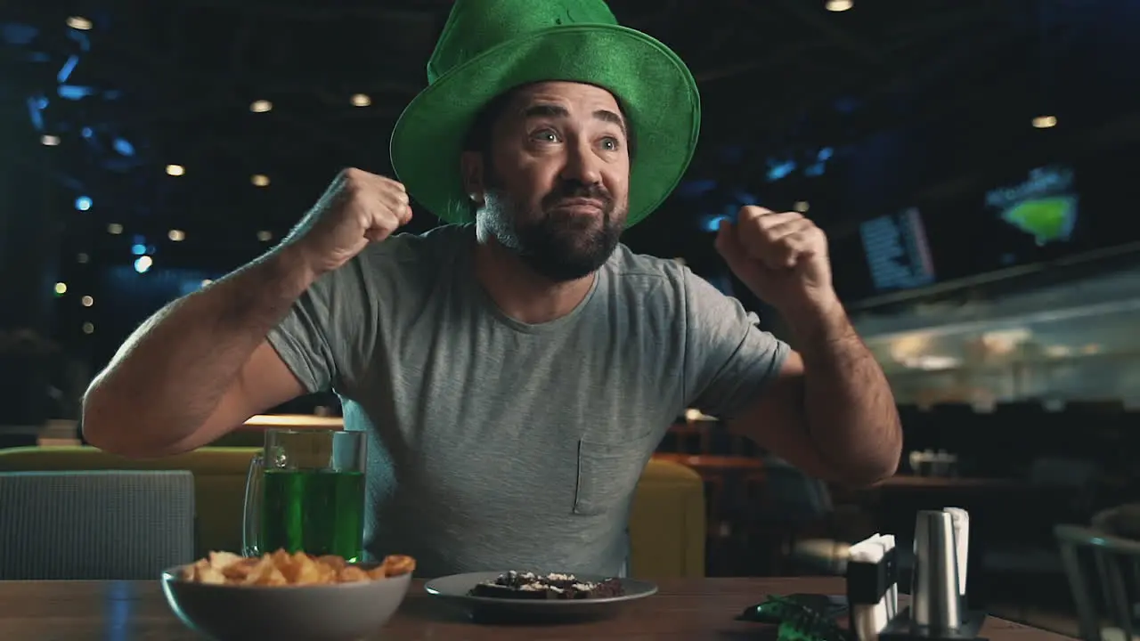 Hombre Con Sombrero Irlandés Viendo Un Partido De Fútbol En La Televisión Reaccionando Emocionado