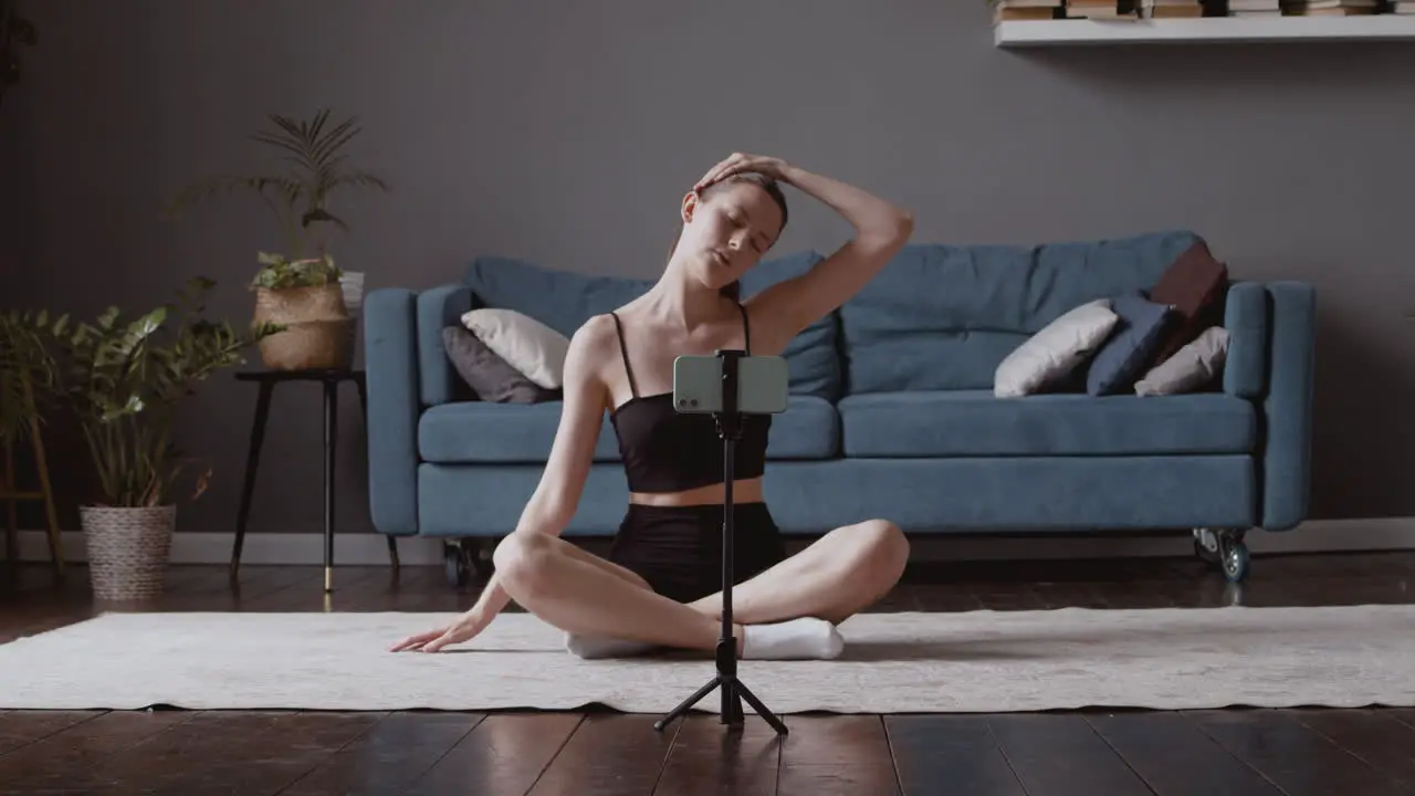 Joven Influencer Grabando Una Lección De Yoga Con Su Teléfono Inteligente