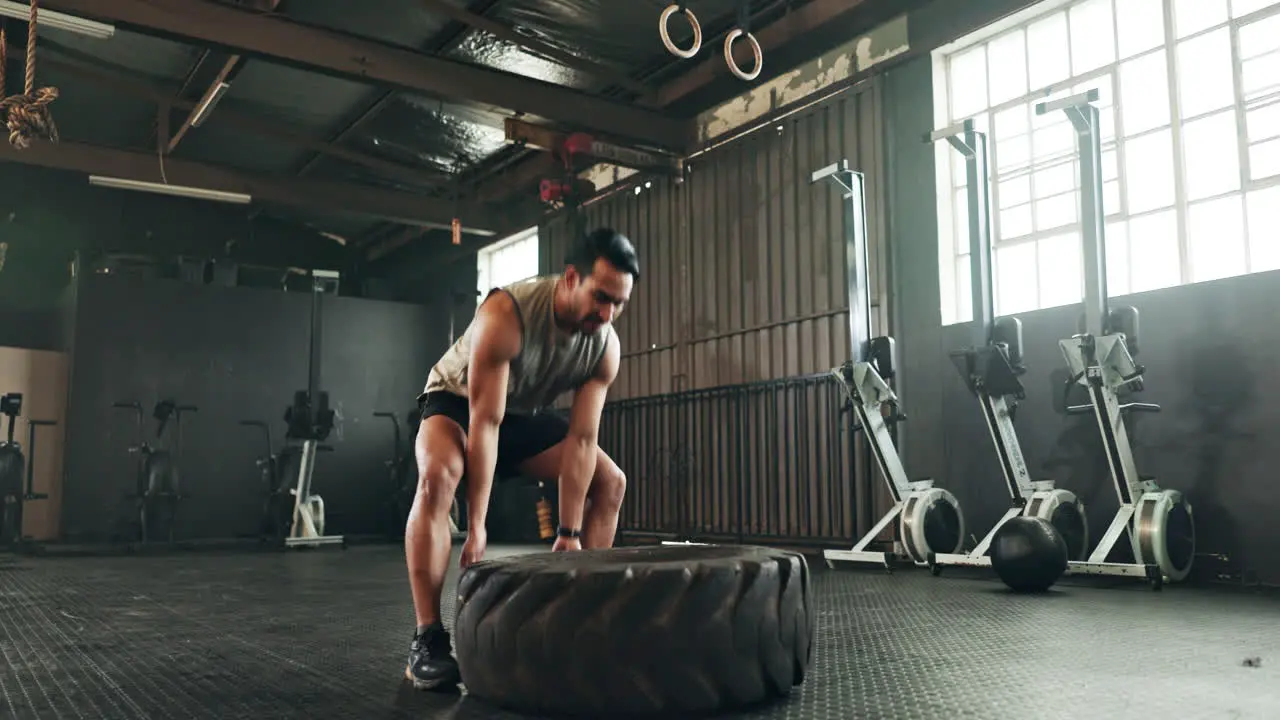 Entrenamiento De Gimnasio Hombre Y Neumáticos Para Músculos Fuertes