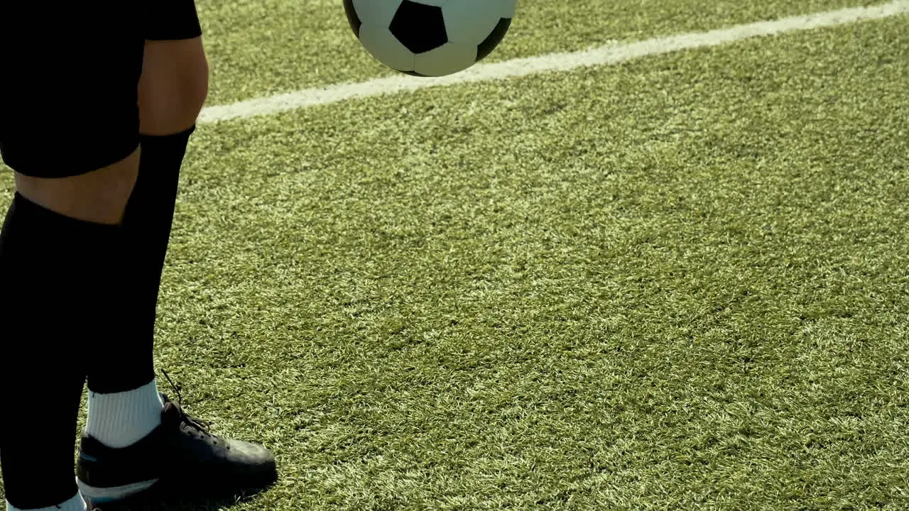 Nahaufnahme Eines Nicht Erkennbaren Fußballspielers Der An Einem Sonnigen Tag Freestyle-Tricks Mit Dem Ball Auf Einem Straßenfußballplatz Trainiert