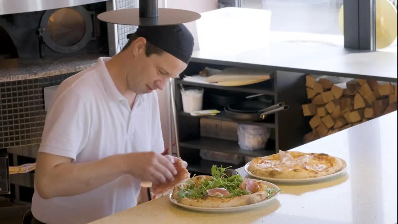 Koch Der Pizza Im Restaurant Schinken Hinzufügt