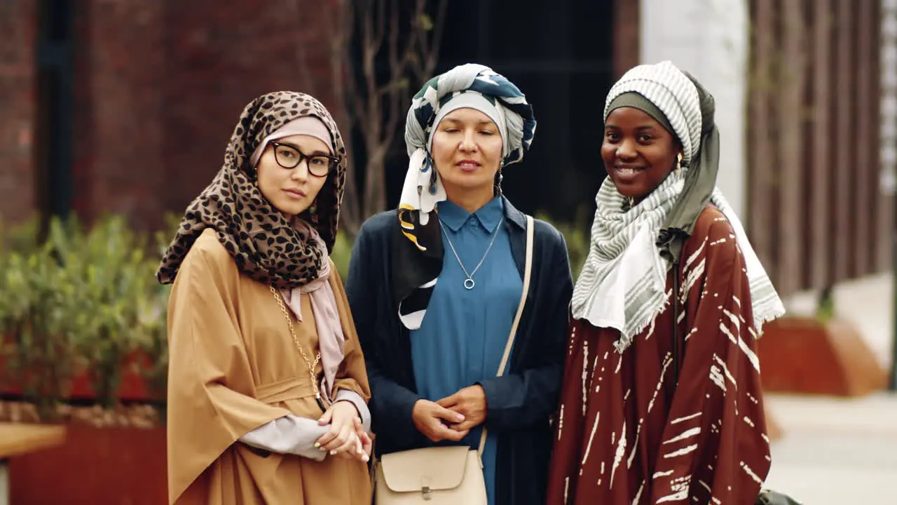 Muslimische Frauen Posieren Im Park