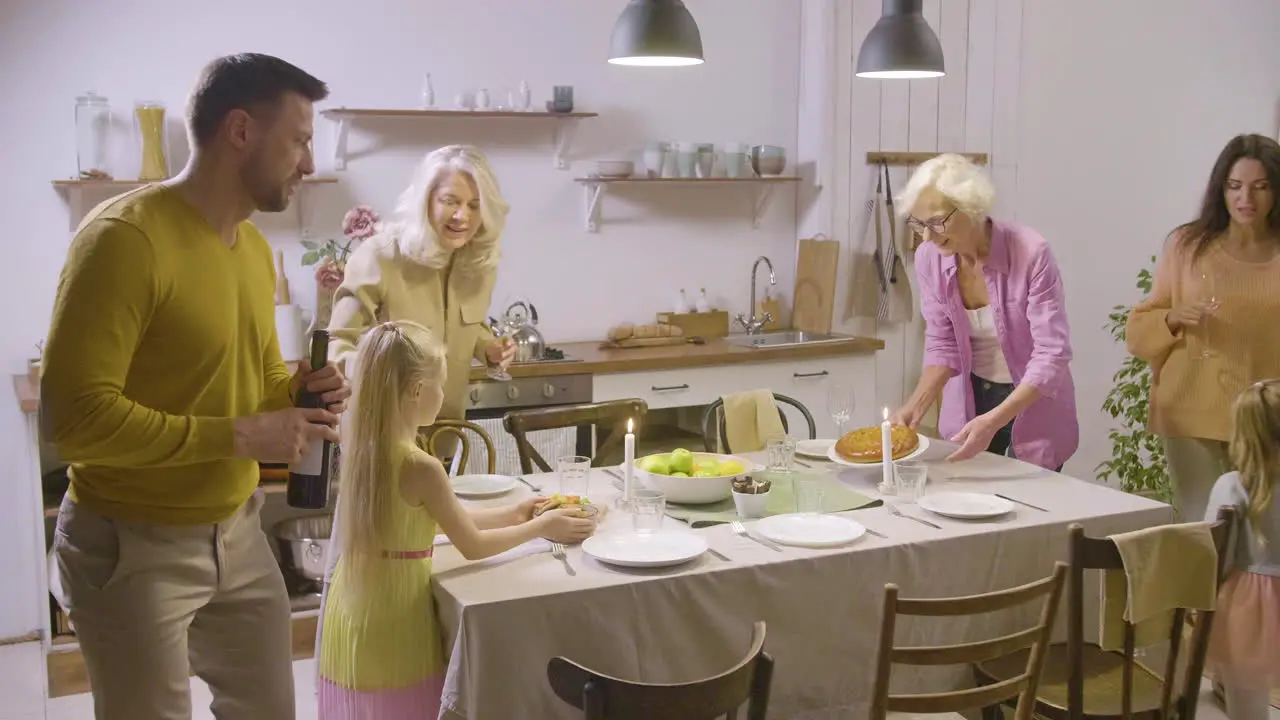 Glückliche Familie Mit Eltern Großmüttern Und Kleinen Mädchen Die Gemeinsam Den Tisch Decken Und Zum Abendessen Fertig Sind 1