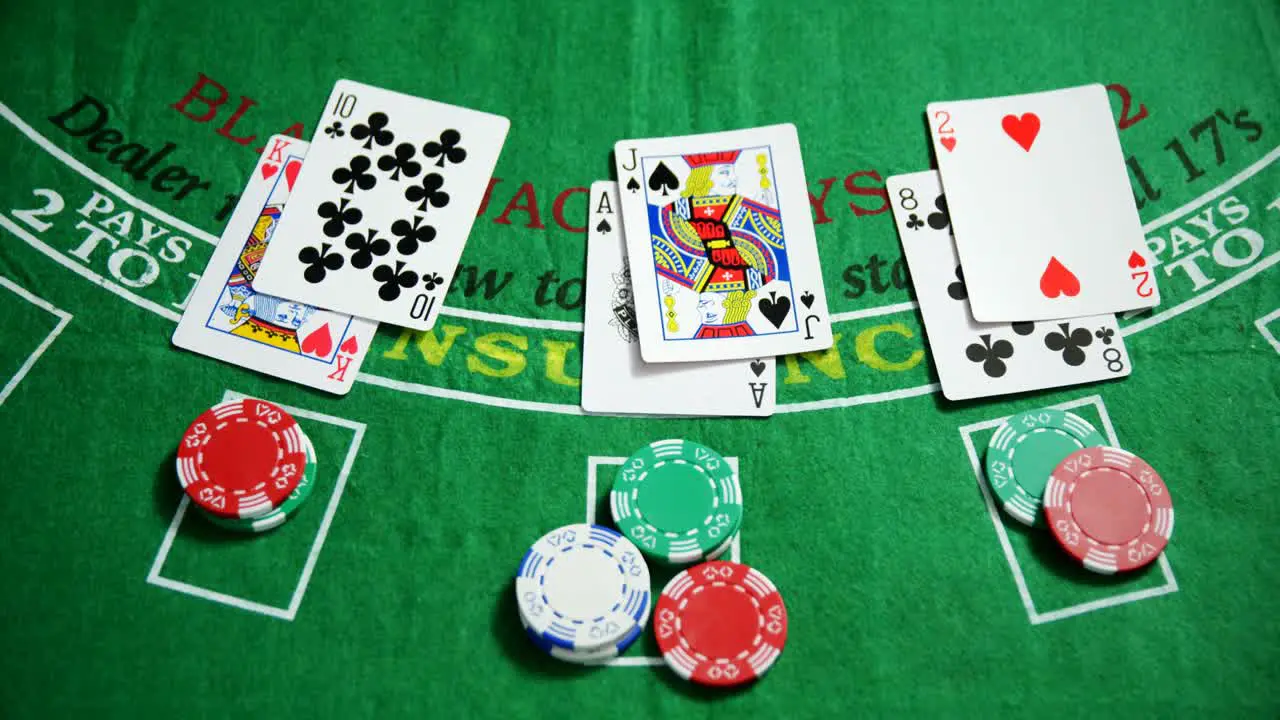 Casino-Chips Und Spielkarten Beim Roulette Im Casino 4k