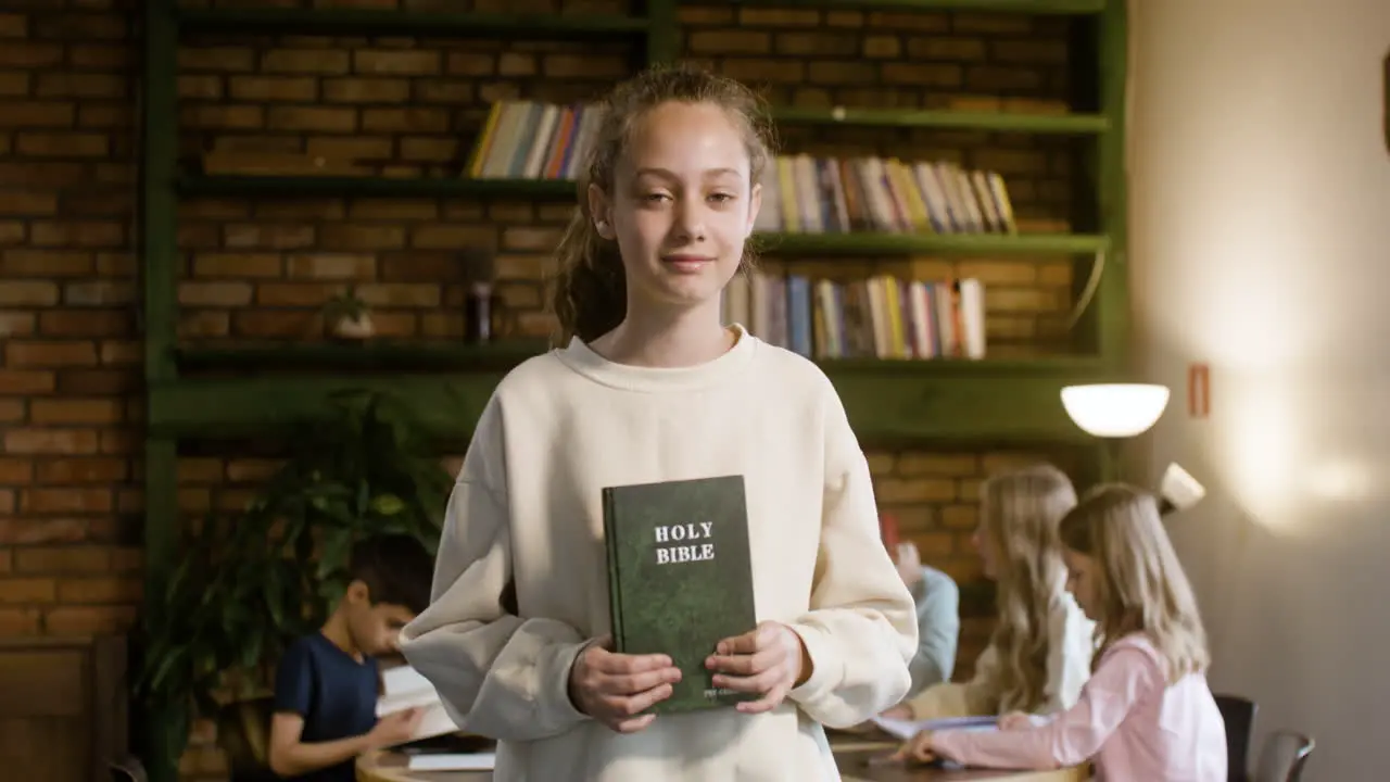 Niña Sosteniendo El Libro De La Santa Biblia En La Clase De Religión