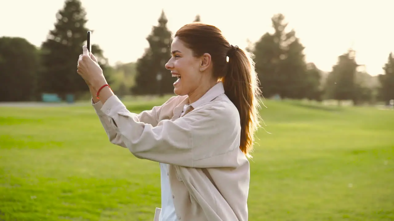 Mujer Feliz Tomando Una Foto Con Su Teléfono Móvil En El Parque