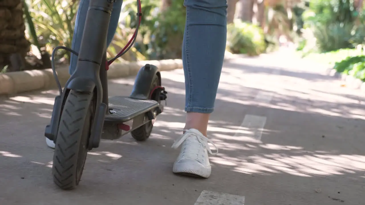 Cerca De Una Mujer Irreconocible Montando Scooter Eléctrico En La Ciudad 2