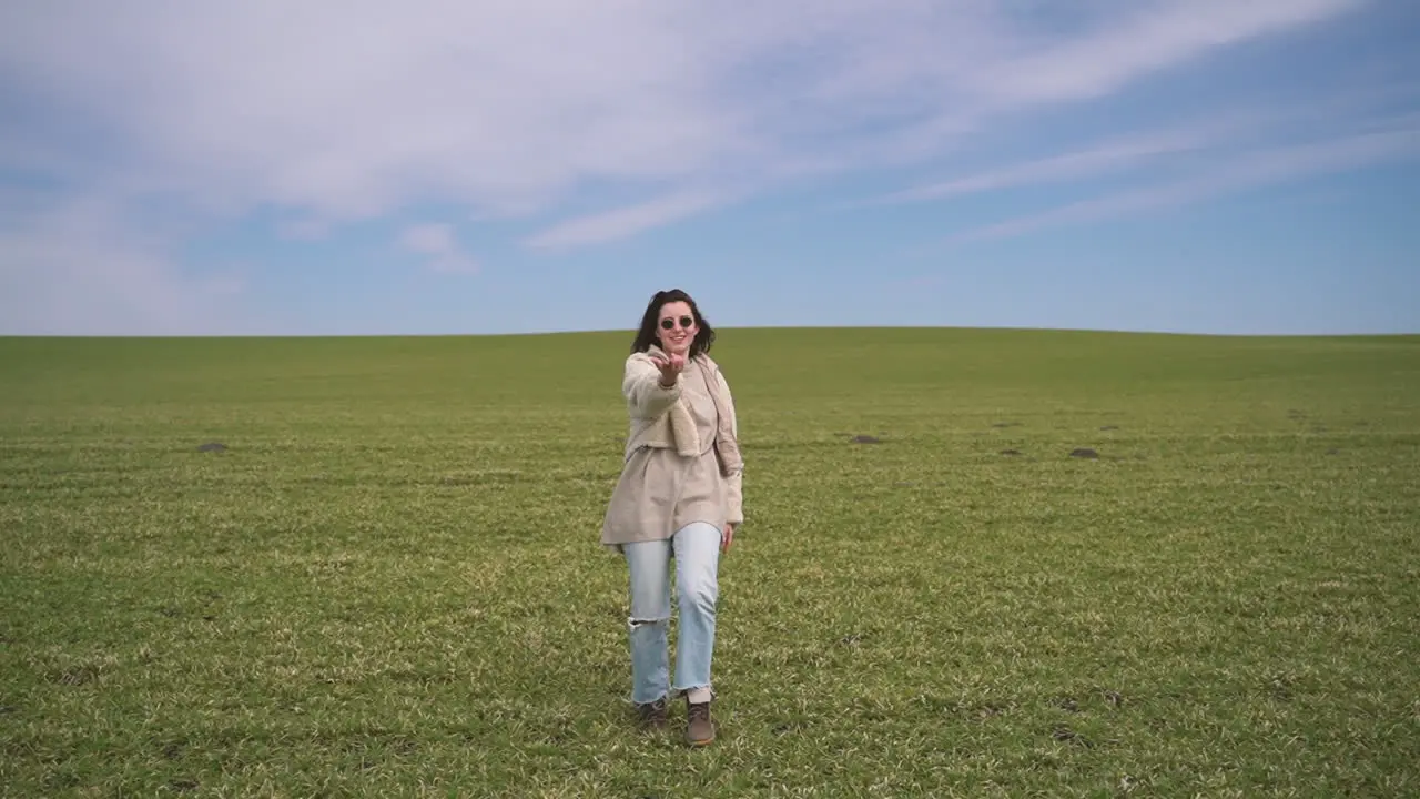 Una Joven Morena Hermosa Camina Por Un Prado Verde