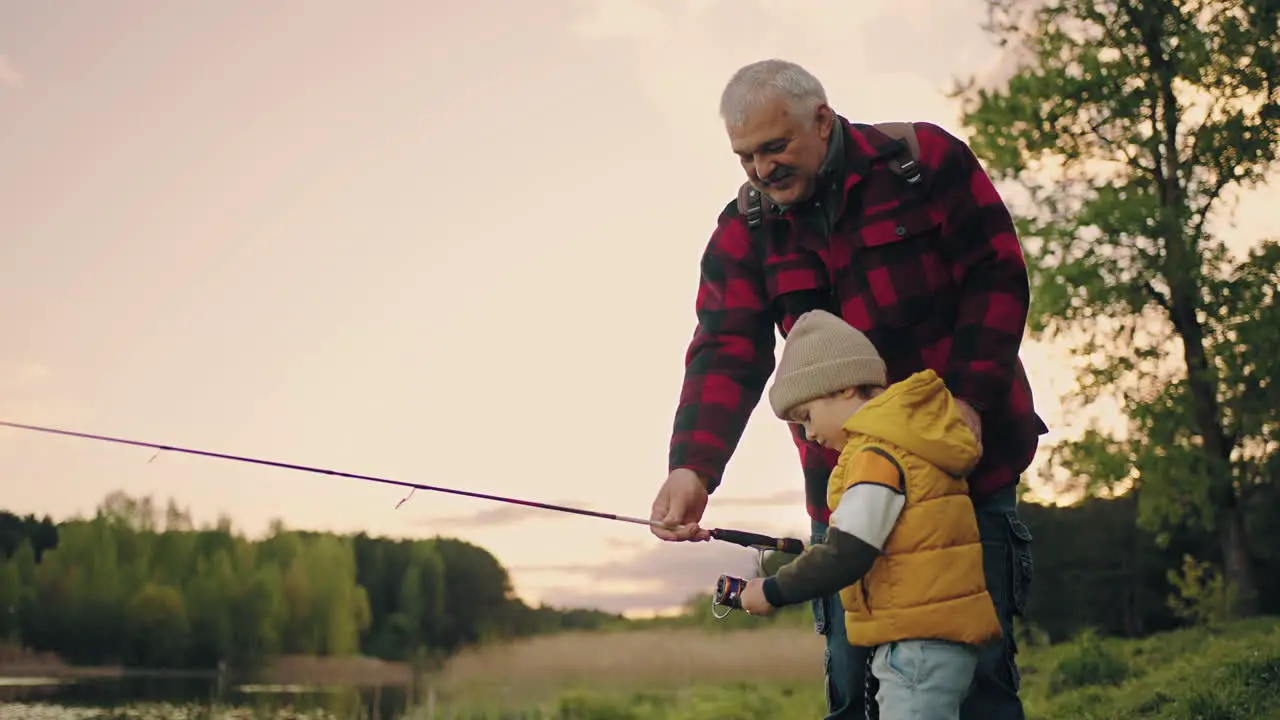 Abuelo Feliz Y Nieto Pequeño Están Pescando Juntos