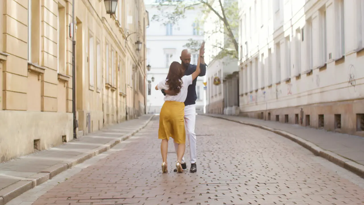 Interrassisches Paar Tanzt Bachata In Der Altstadtstraße