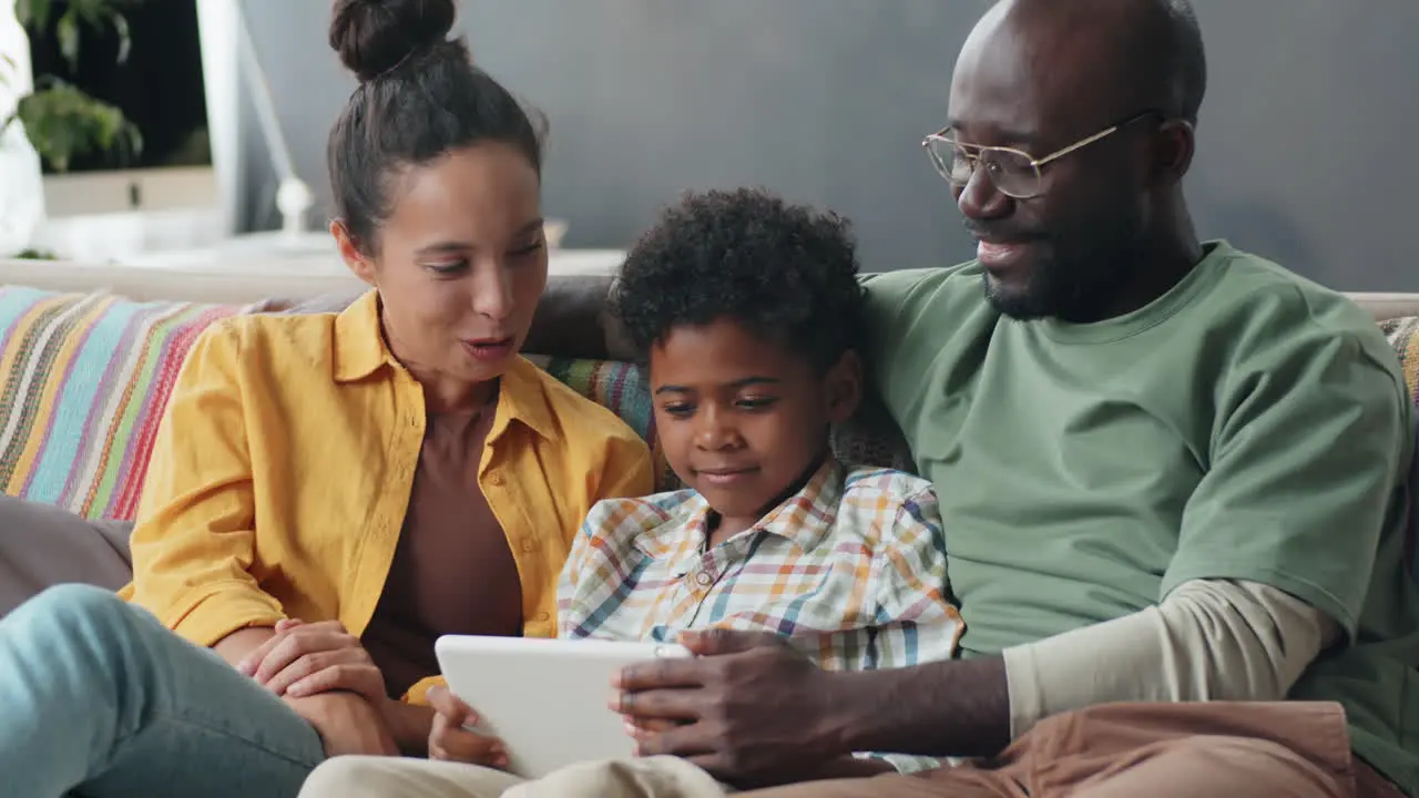 Glückliche Afroamerikanische Familie Die Ein Digitales Tablet Nutzt Und Zu Hause Auf Dem Sofa Spricht