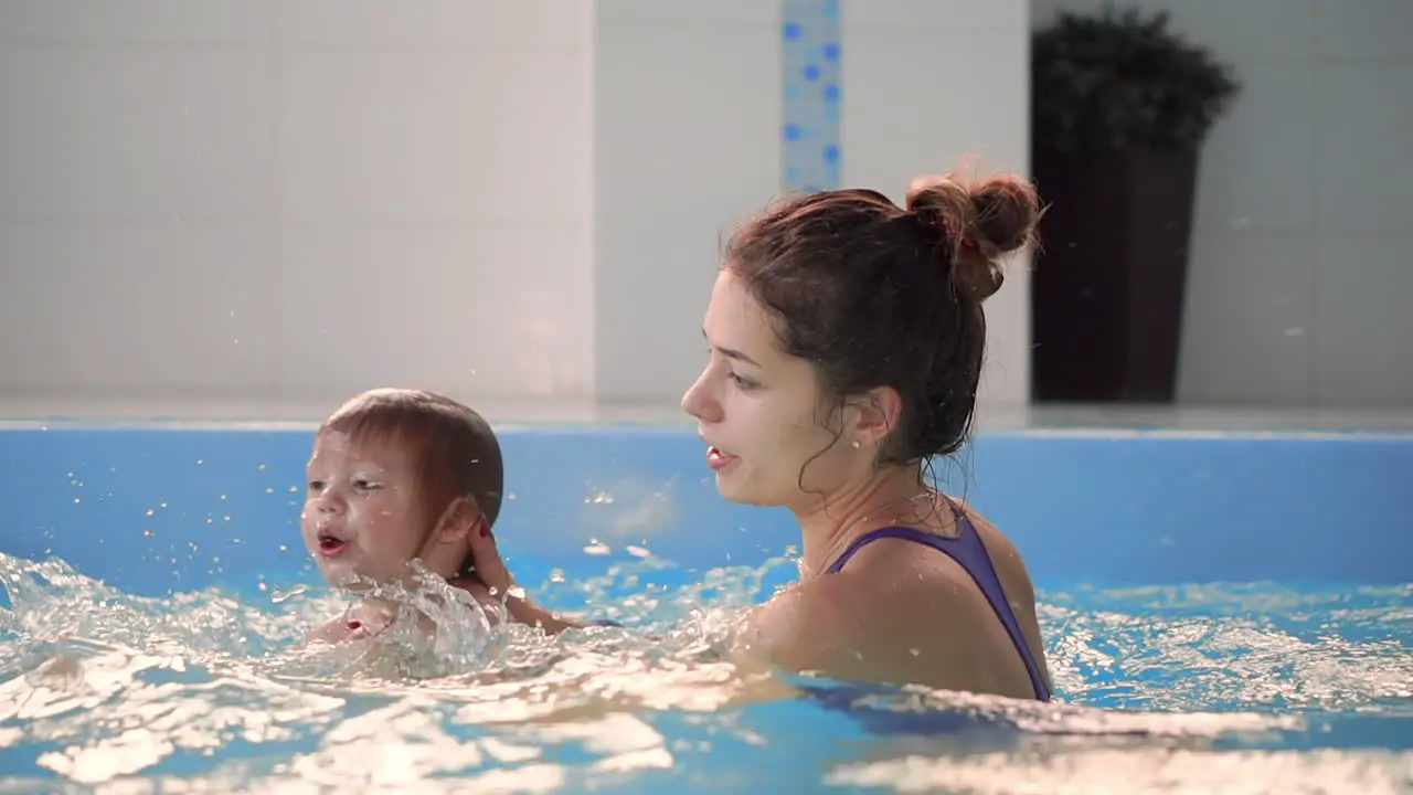 Schöne Mutter Bringt Ihrem Kleinen Mädchen Bei Wie Man In Einem Schwimmbad Schwimmt Kind Hat Spaß Im Wasser Mit Mama