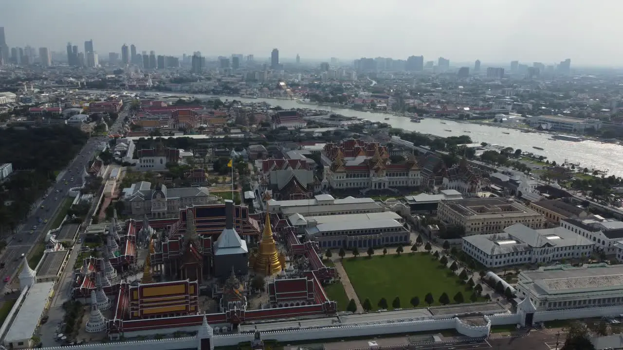 With this flight you will see the two different sites of Bangkok in front the traditional temples of the grand palace and in the background the modern skyscrapers