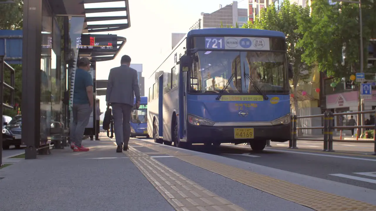 Commuter Boarding Bus