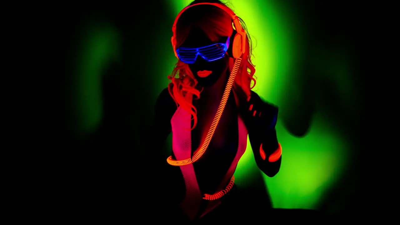 UV Woman 02