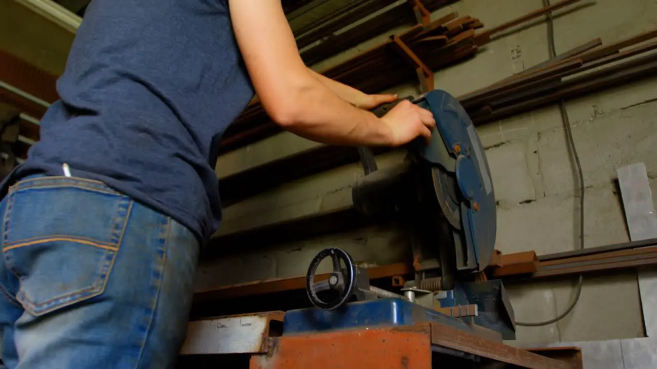 Metalsmith using machine in factory 4k