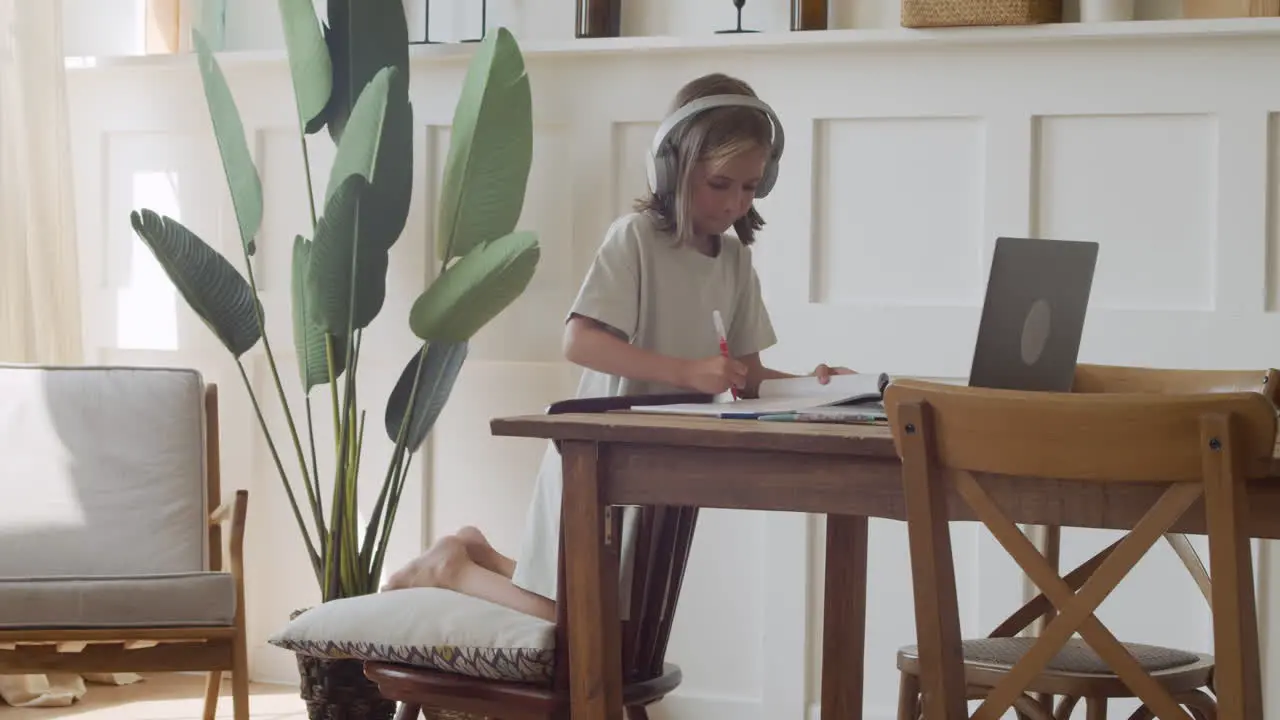 A Creative And Pretty Blonde Girl Draws With Markers In Front Of A Laptop Screen