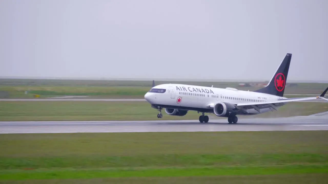 Air Canada Boeing 737 Max Lands at a Wet and Rainy Runway Tracking