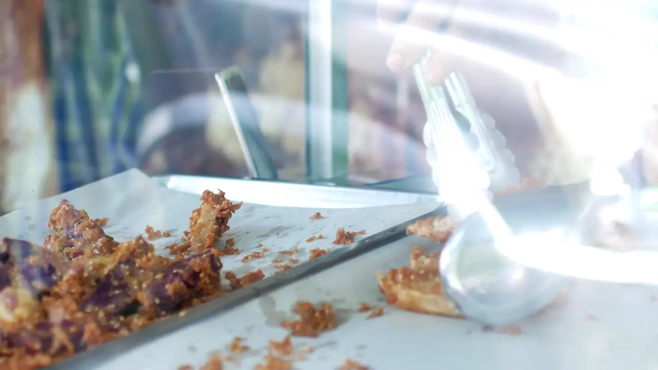 Fried banana and taro while being put into the bag