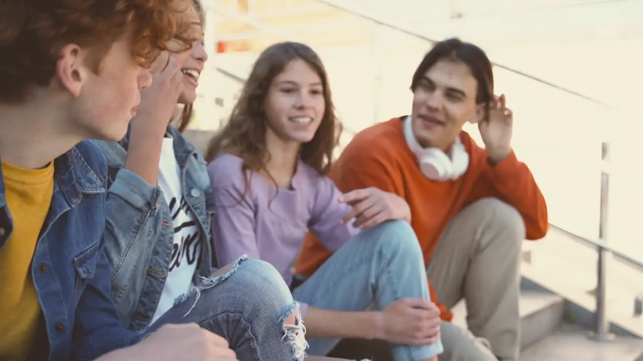 Un Grupo De Cuatro Amigos Adolescentes De Dos Chicas Y Dos Chicos Conversando