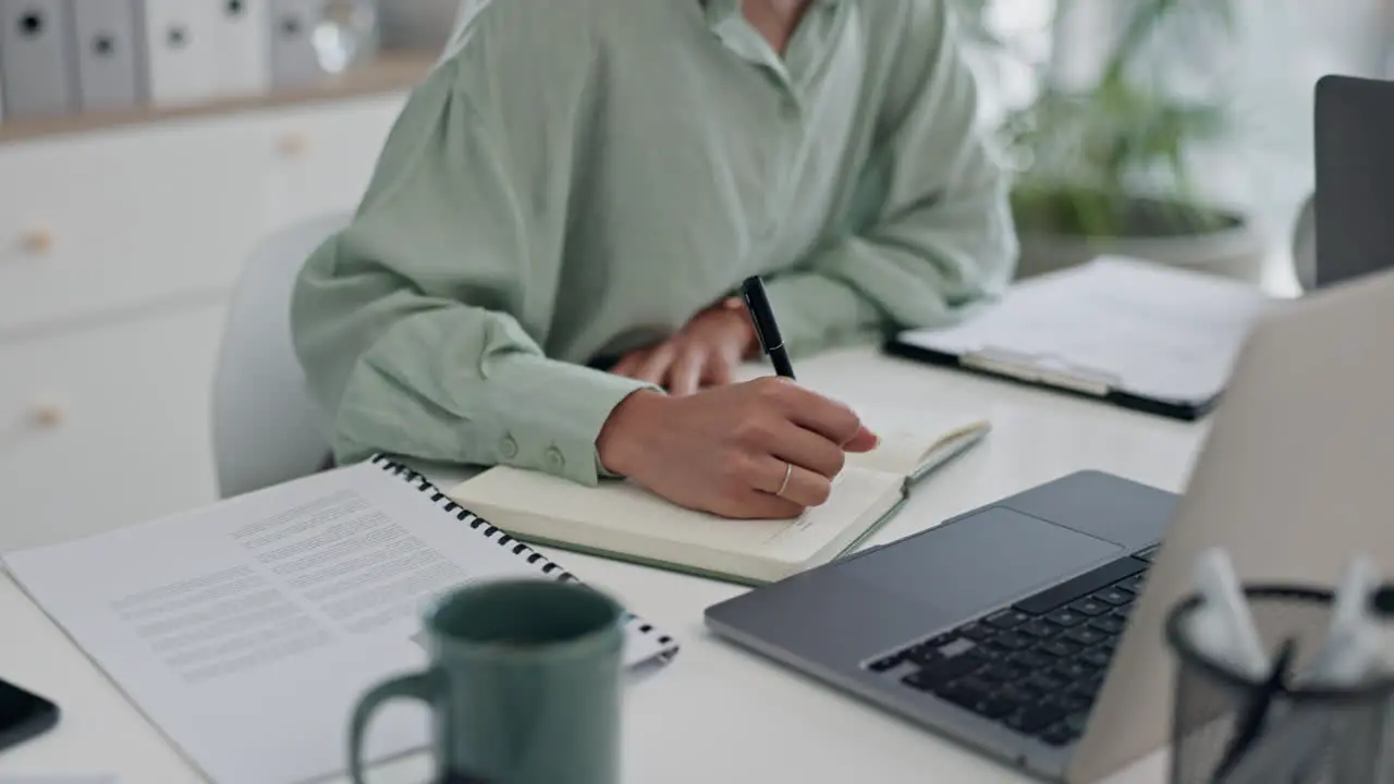 Escritura Horario Y Manos De Una Persona De Negocios