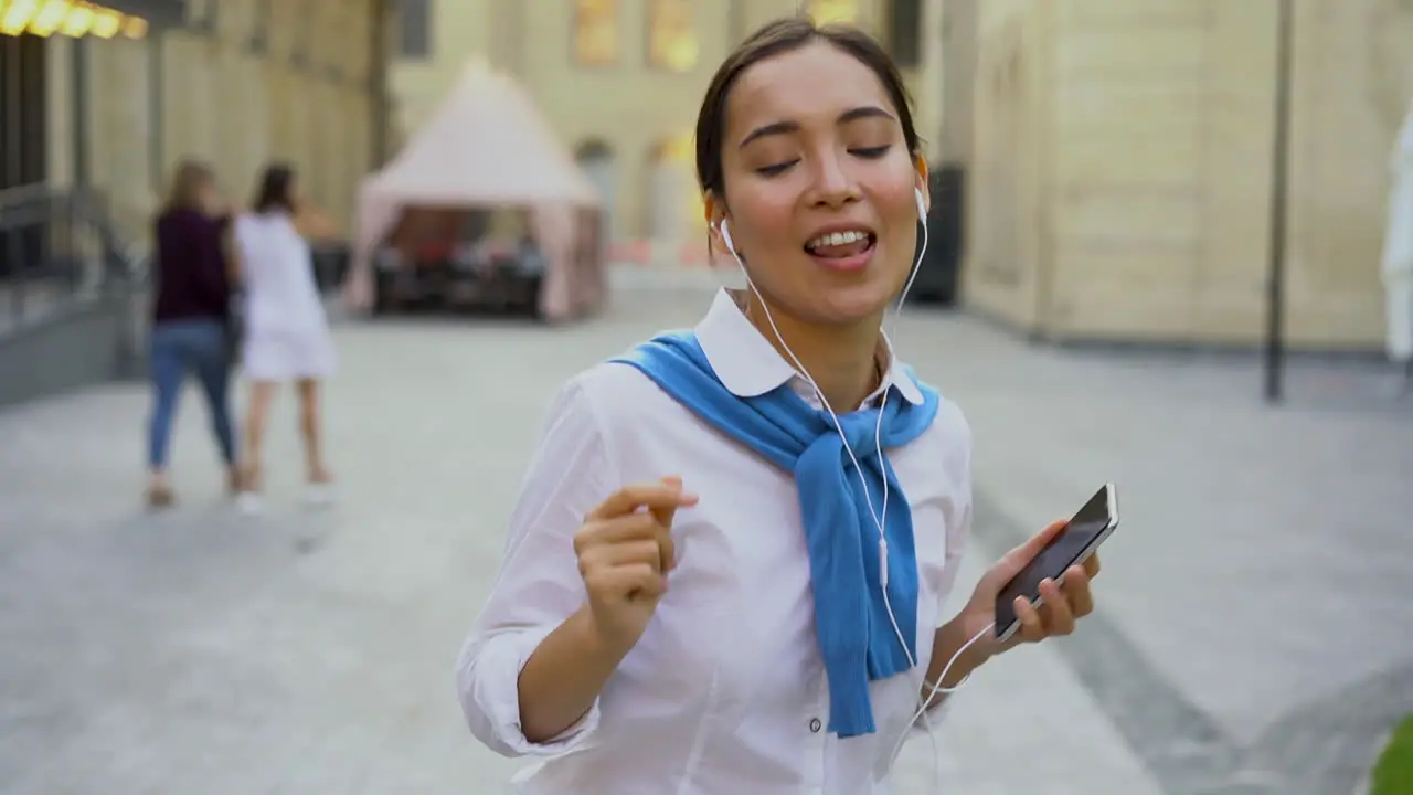 Mujer Alegre Bailando Y Escuchando Música Caminando Hacia La Cámara Al Aire Libre 1