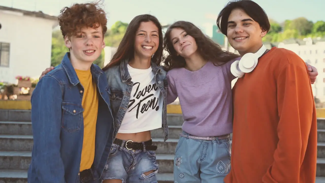 Un Grupo De Amigos Adolescentes De Dos Chicas Y Dos Chicos Miran Directamente A La Cámara Y Sonríen 1