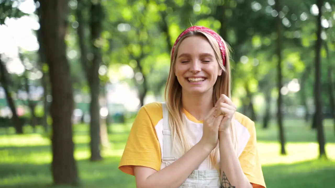 Hermosa Joven Mirando A La Cámara Y Riendo Al Aire Libre