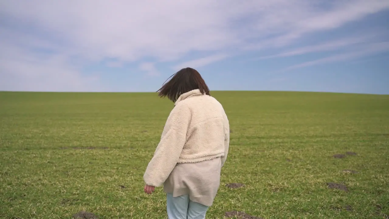 Una Joven Morena Hermosa Camina Por Un Prado Verde 1