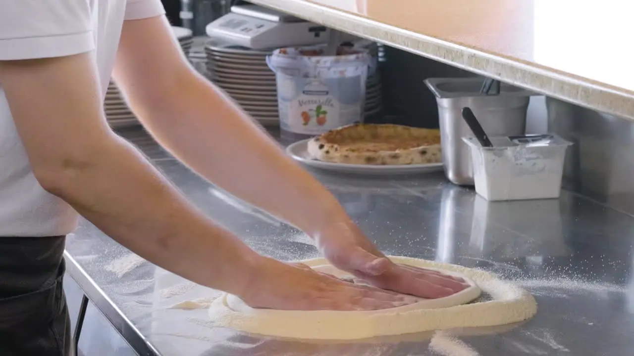 Nahaufnahme Eines Nicht Erkennbaren Kochs Der Pizzateig Auf Einer Arbeitsplatte In Einem Restaurant Knetet