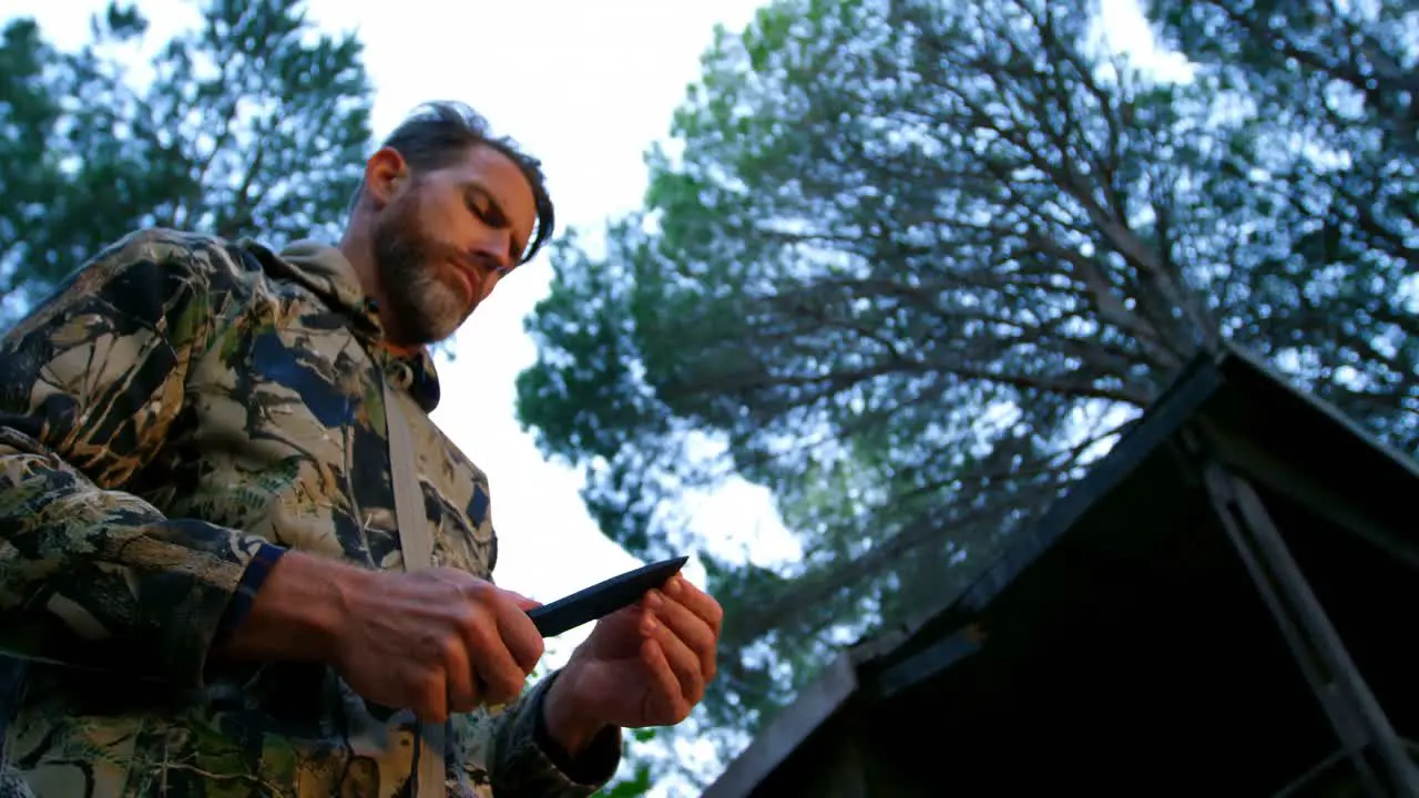 Mann Hält Jägermesser Im Wald 4k