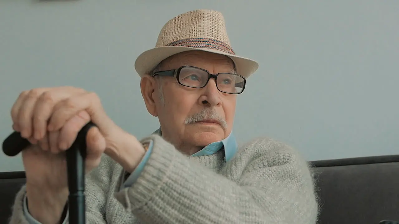 Anciano Con Bigote Gris Sombrero Gafas Y Bastón