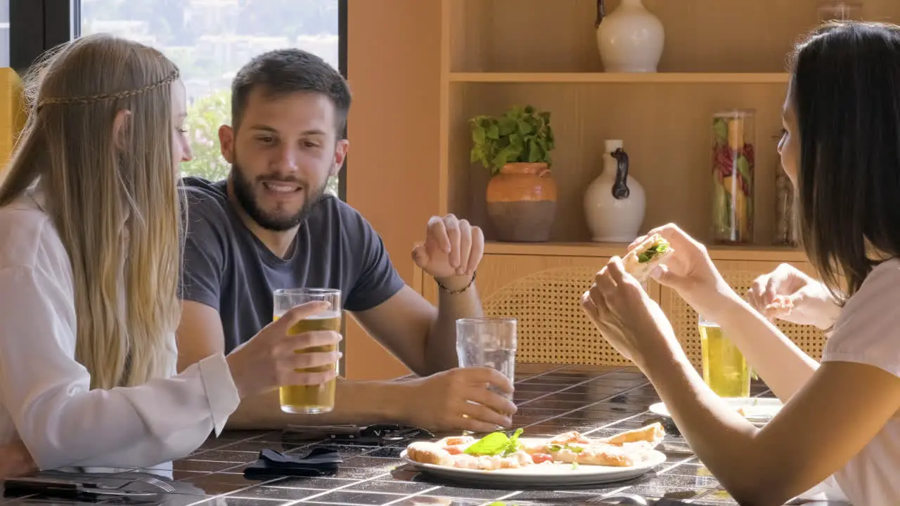 Gruppe Von Freunden Die Pizza Essen Und Bier Im Restaurant Trinken