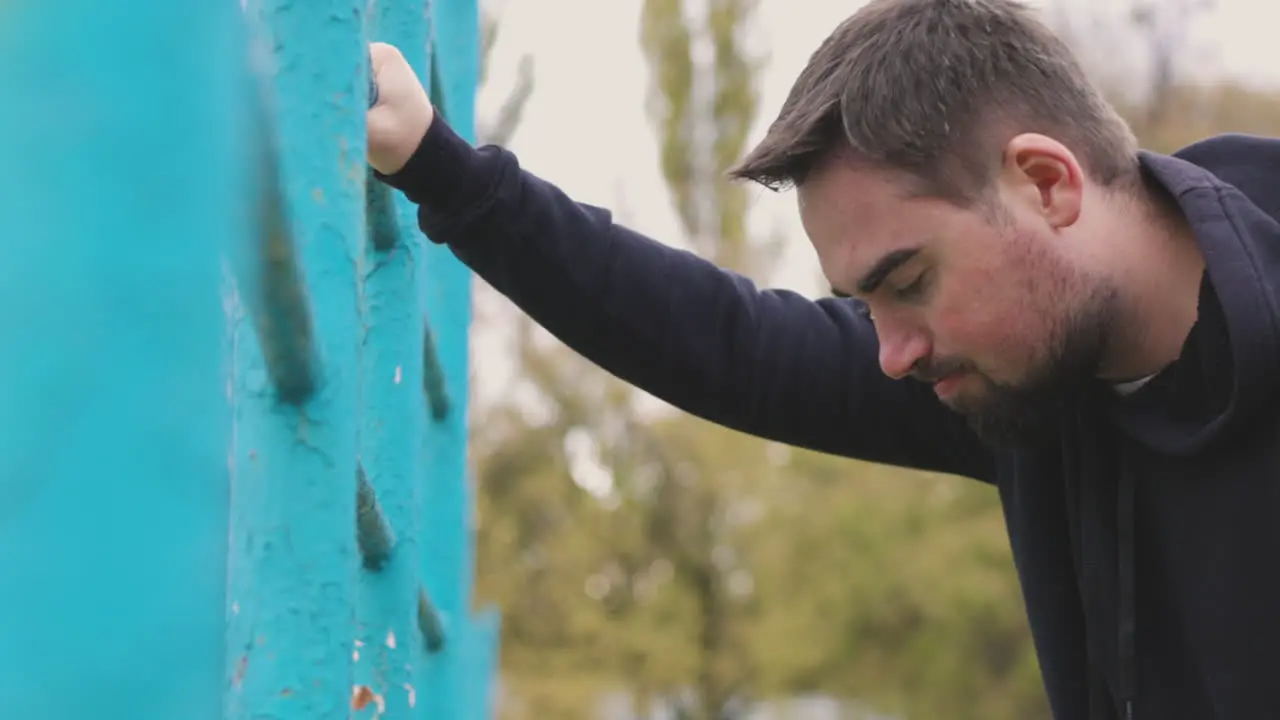 Verschwitzter Mann Der Morgens Im Park Atemnot Hat